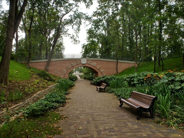 Мост в Нескучном саду в Москве