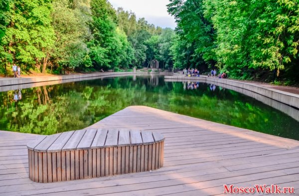 Андреевский пруд в Нескучном саду скамейка