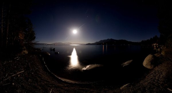 Луна и озеро