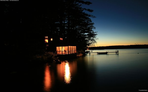 Дом у озера ночью