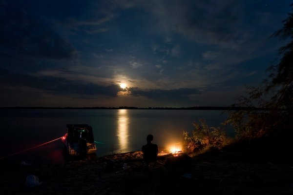 Ночь на берегу реки