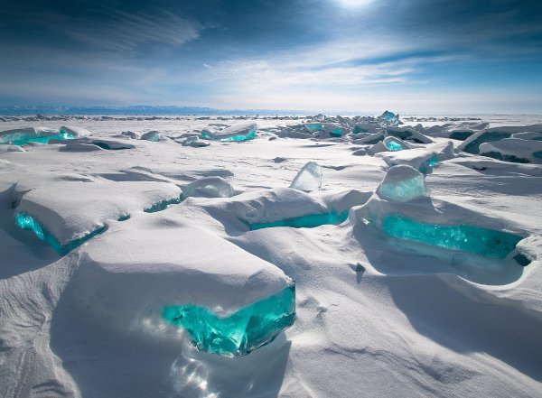 Бирюзовый лед на Байкале