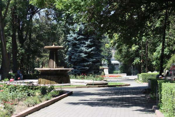 Парк имени Чингиза Айтматова (дубовый парк)