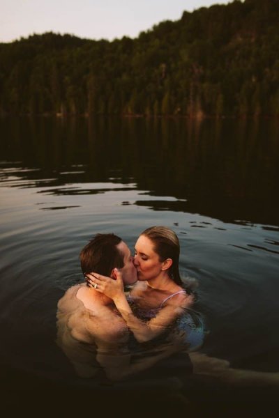 Парная фотосессия в воде