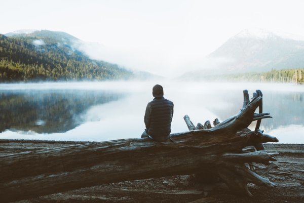 Человек на берегу озера