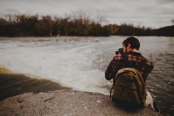 Человек на берегу озера