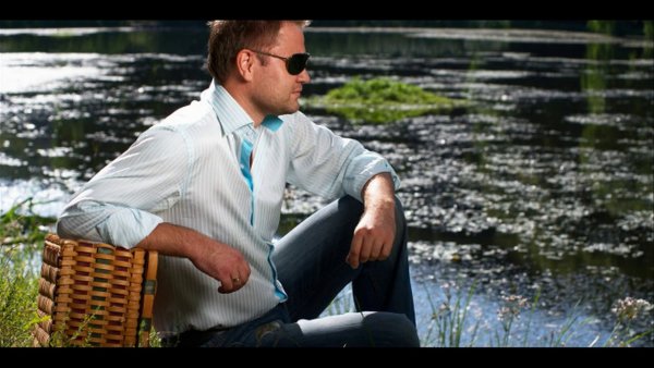 Мужская фотосессия у реки