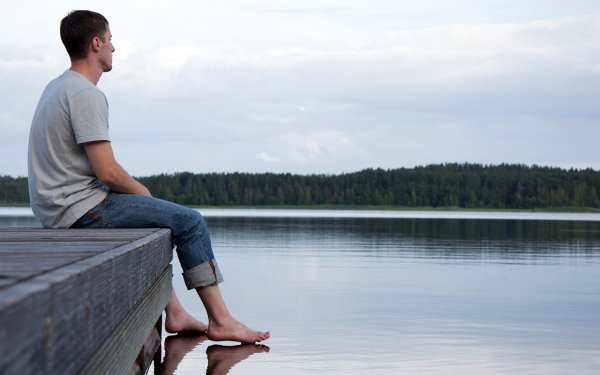 Мужчина на берегу озера