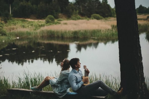 Пара на берегу озера