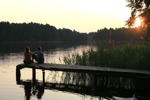 Двое на берегу реки