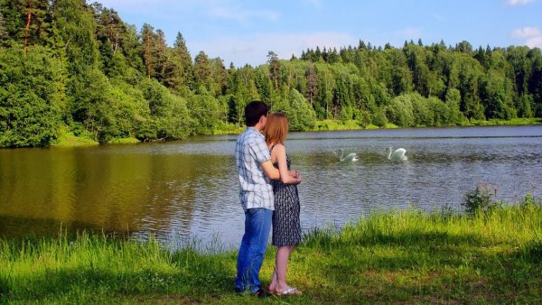 Двое на берегу реки