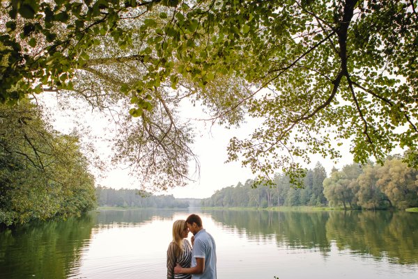 Влюбленные на речке