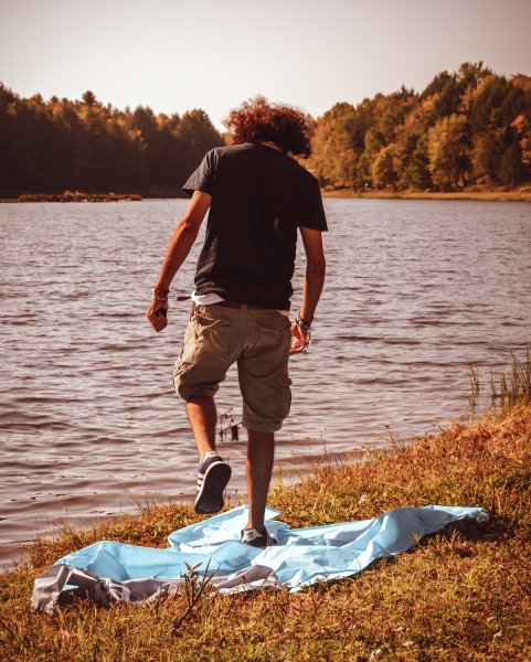 Парень у реки