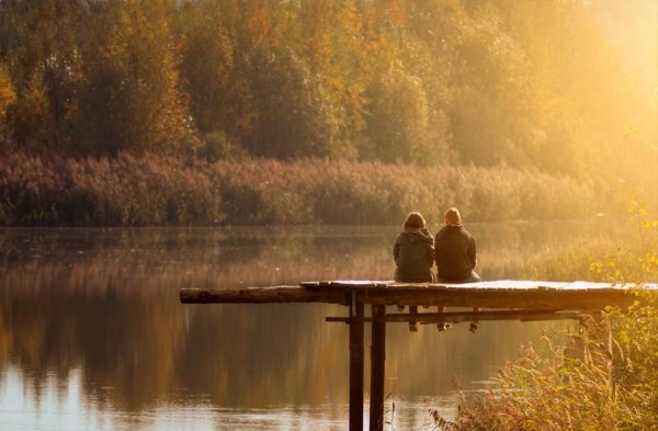 Пара на берегу озера