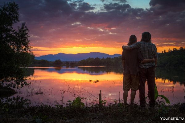 Влюбленные на берегу реки