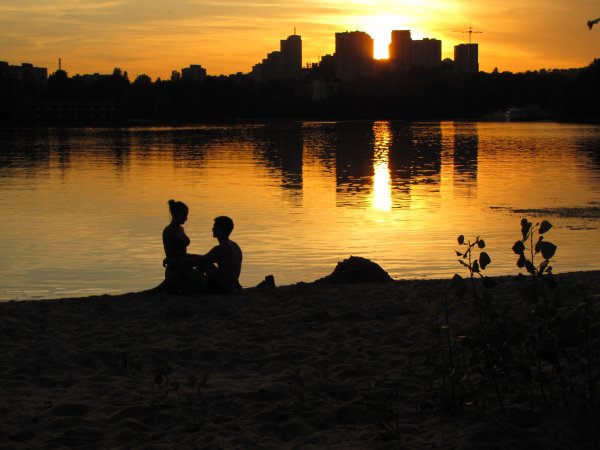 Двое на берегу реки