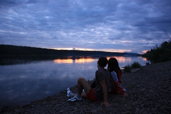 Парень на берегу реки