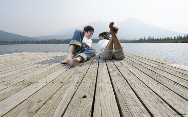 Пара на берегу озера