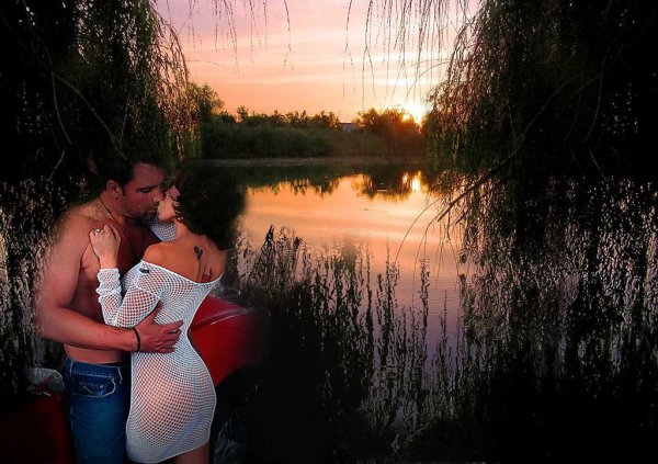 Влюбленные на речке