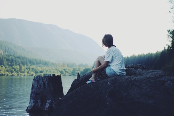 Человек на берегу реки