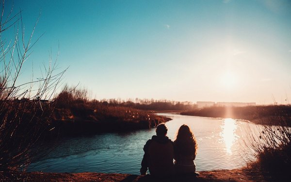 Парень и девушка на берегу реки