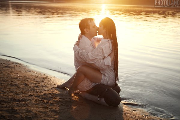 Пара на берегу озера