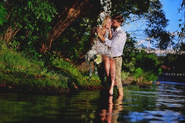 Влюбленные у пруда