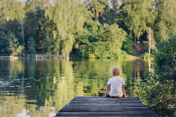 Сидеть на берегу реки