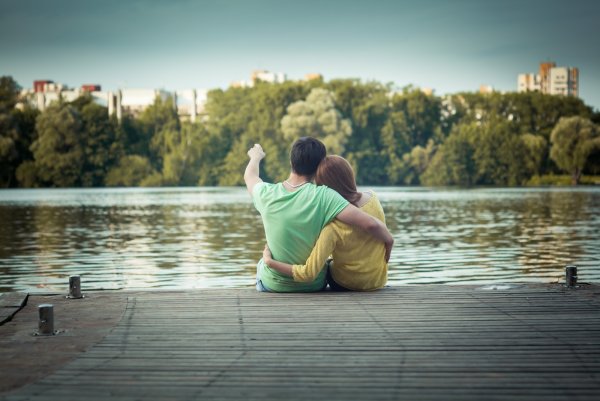 Пара на берегу озера