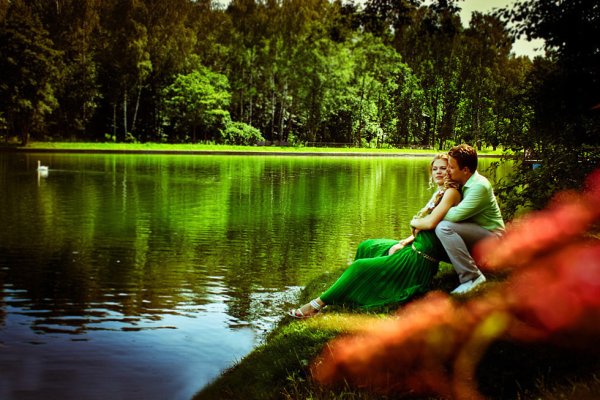 Влюбленные у пруда