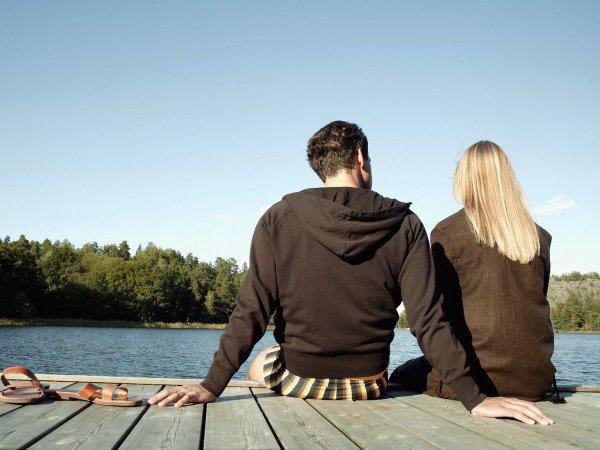 Мужчина и женщина на берегу реки