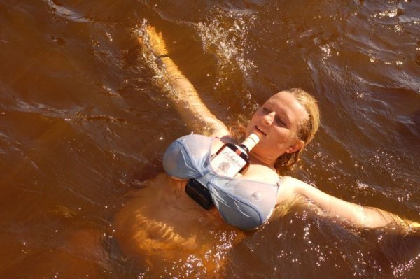 Женщины купаются на озере