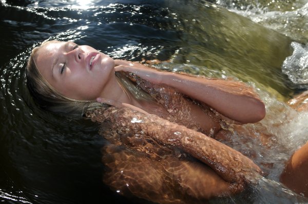 Девушки купаются