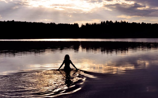 Девушка в ночном озере