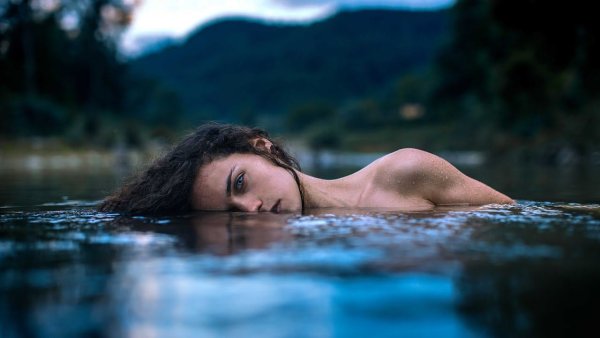 Девушка в воде