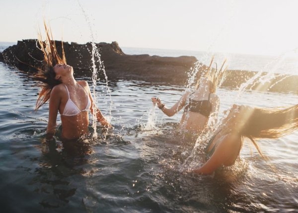 Две девушки в воде