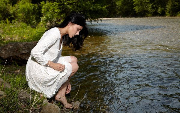 Девушка у реки