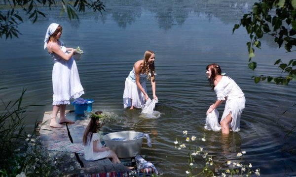 Стирка белья в реке