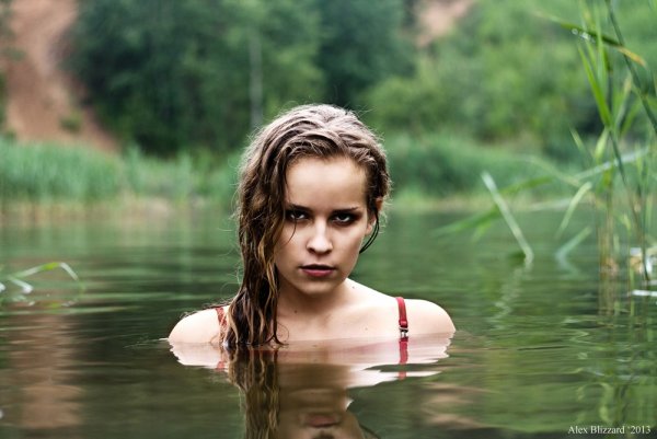 Женщина купается в реке
