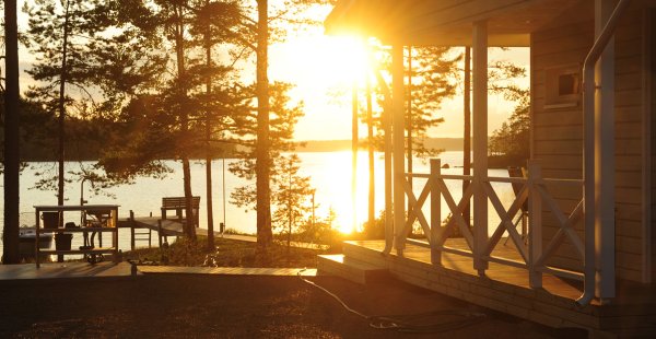 Веранда на берегу озера