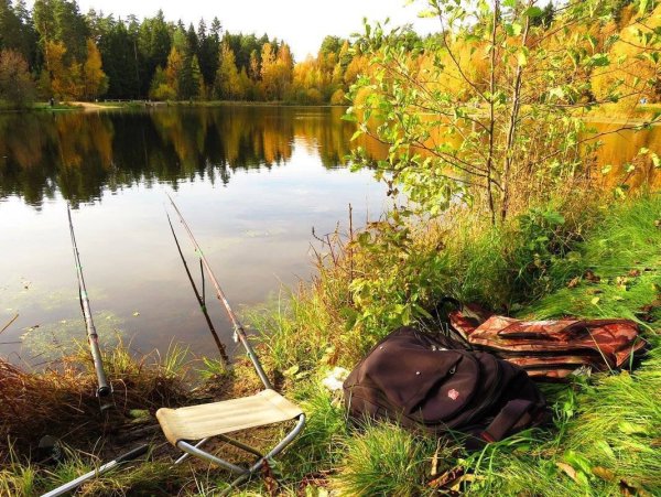 Рыбак на озере
