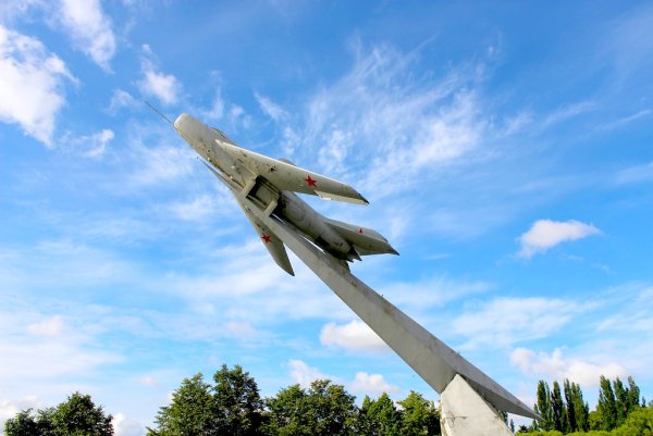 Памятник миг 19 парк Авиаторов СПБ