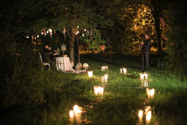 Романтический ужин в лесу