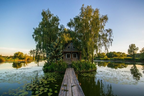 Дом в глухой деревне у реки