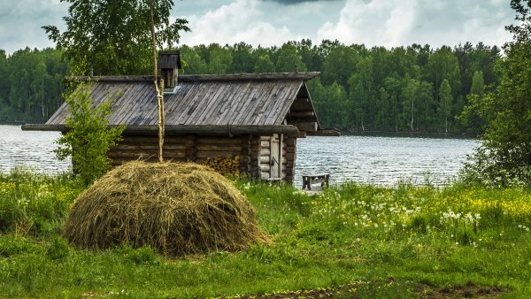 Деревенский домик на берегу реки