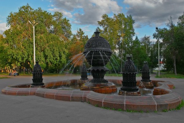 Фонтан в сквере 30-летия ВЛКСМ город Омск