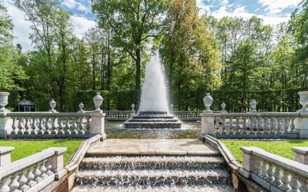 Нижнего парка "фонтаны и дворцы Петергофа".