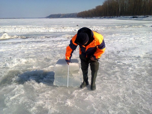 Лед на водоеме