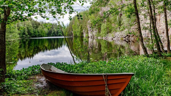 Лодка на озере