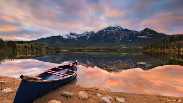 Море горы лодка